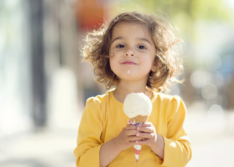किस उम्र में शिशु को आइस क्रीम (ice-cream) देना उचित है at what age children can eat ice cream